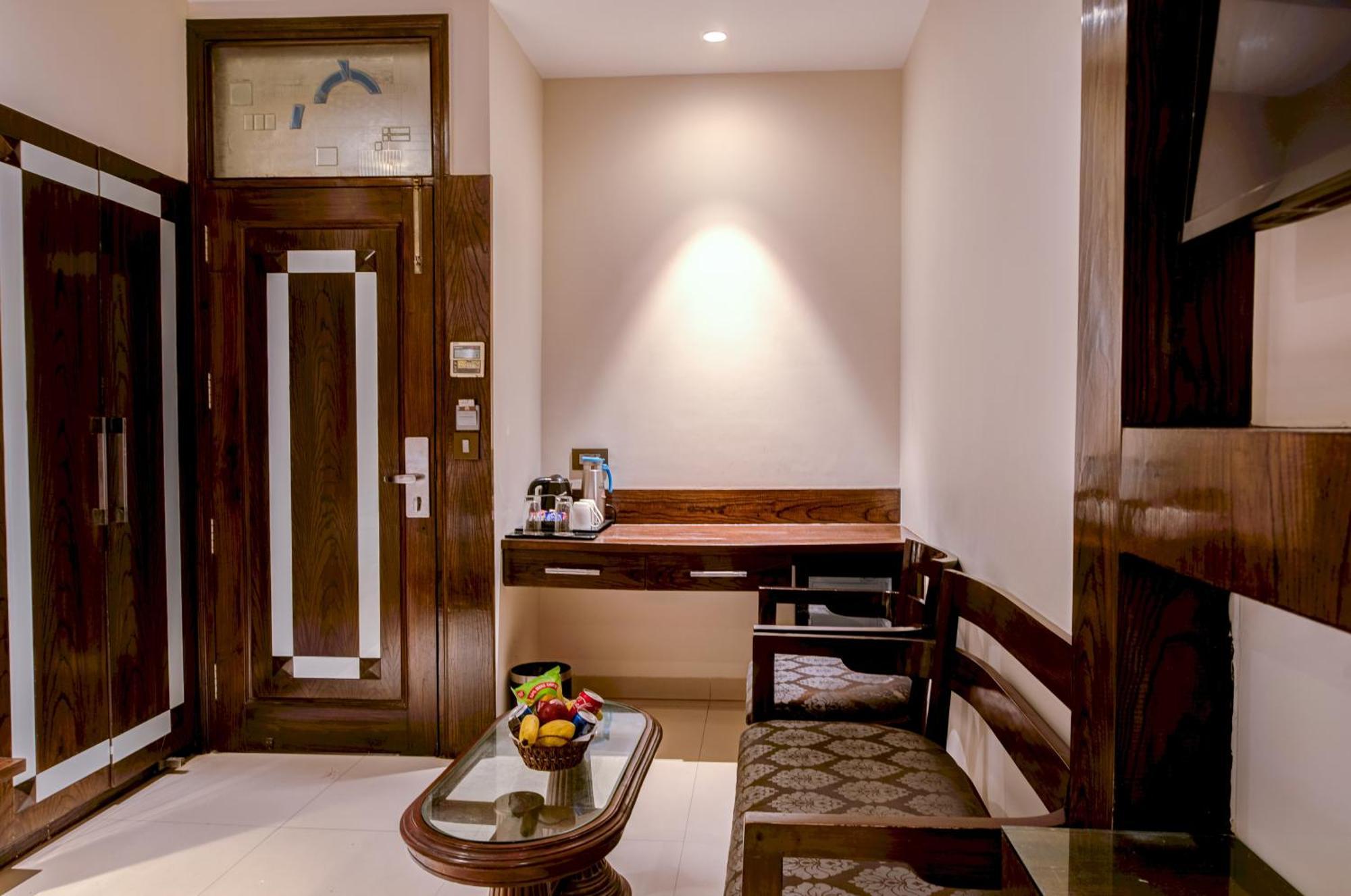 The Singh Empire, Hotel New Delhi