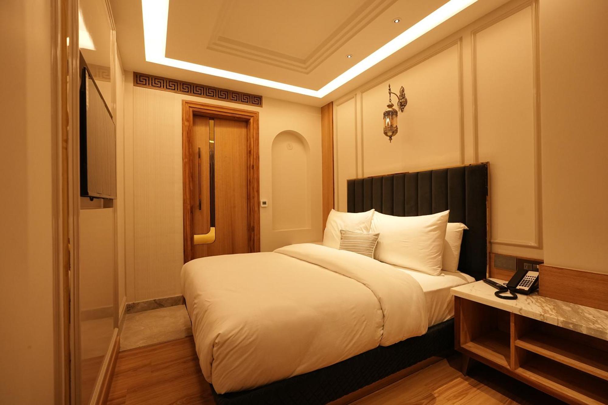 The Singh Empire, Hotel New Delhi